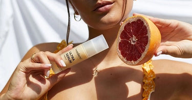 Kosmetyki z witaminą c - kobieta z cytryną w dłoni