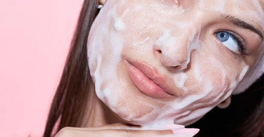 Kobietka z pianką do mycia twarzy