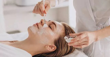 Cera naczynkowa – jak o nią dbać? Charakterystyka i pielęgnacja, polecane kosmetyki