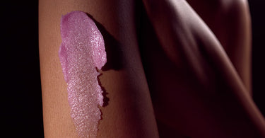 Kobieta zastanawia się czy nakładać peeling przed, czy po goleniu