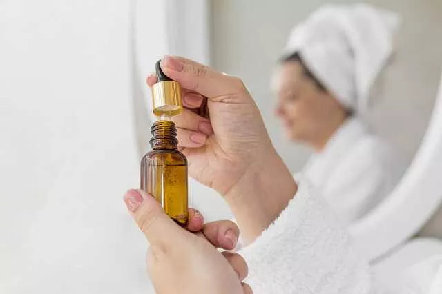 Serum do twarzy – jak wybrać i jak stosować? Naturalne serum do twarzy