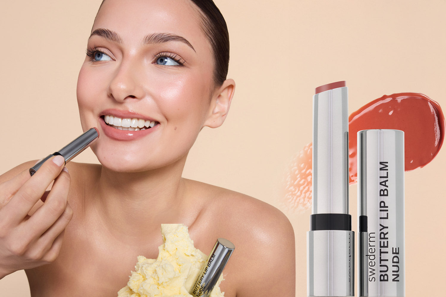 Uśmiechnięta modelka z czarującym odcieniem koloru nude pomadki na ustach. Obok piękne zdjęcie produktowe ze swatchem odcienia nude Uśmiechnięta modelka z czarującym odcieniem koloru nude pomadki na ustach. Obok piękne zdjęcie produktowe ze swatchem odcienia nude