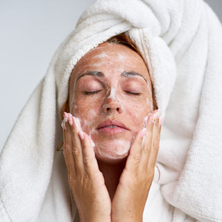 Podskórne pryszcze – skąd się biorą i jak się ich pozbyć?