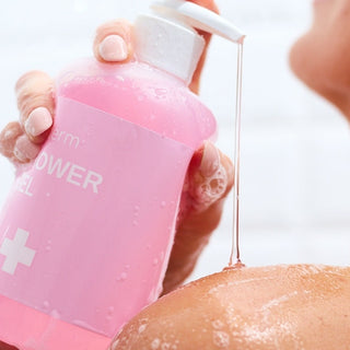 Co dają zimne prysznice? Kobieta nakłada żel do mycia ciała