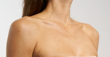 Regularna pielęgnacja pomaga zapobiegać problemom, takim jak indycza szyja, poprawiając jej jędrność i wygląd.