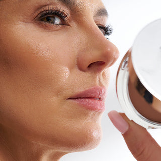 Na zdjęciu kobieta pokazuje bronzer, dzięki któremu nauczysz się, jak konturować nos. 