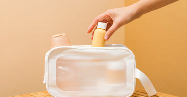 Jakie kosmetyki można zabrać do samolotu? Sprawdzone produkty w niewielkiej pojemności