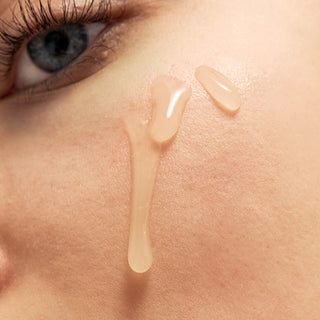 Kobieta zastanawia się czy najpierw serum czy krem na twarz