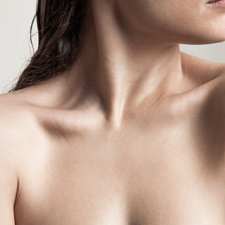 Odparzenia pod piersiami – objawy, przyczyny i sposoby, jak sobie z nimi radzić