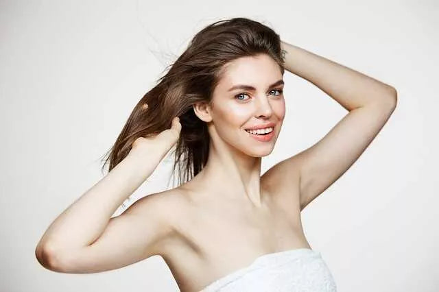 Dlaczego warto wykonać peeling skóry głowy? Jakie są najlepsze peelingi?
