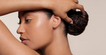 Pielęgnacja suchej skóry głowy krok po kroku. Od mycia po skuteczne nawilżanie