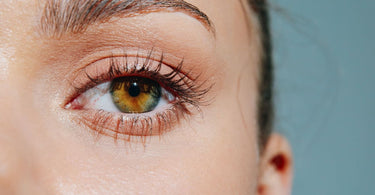 Sucha skóra pod oczami – jak o nią dbać, by uniknąć zmarszczek?