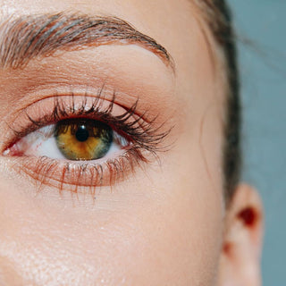 Sucha skóra pod oczami – jak o nią dbać, by uniknąć zmarszczek?