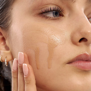 Ziemista cera to problem, z którym można sobie poradzić za pomocą sprawdzonych kosmetyków. Na zdjęciu kobieta nakłada jeden z nich.