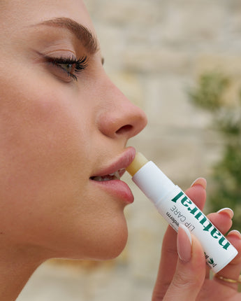 LIP CARE - OCHRONNA POMADKA DO UST